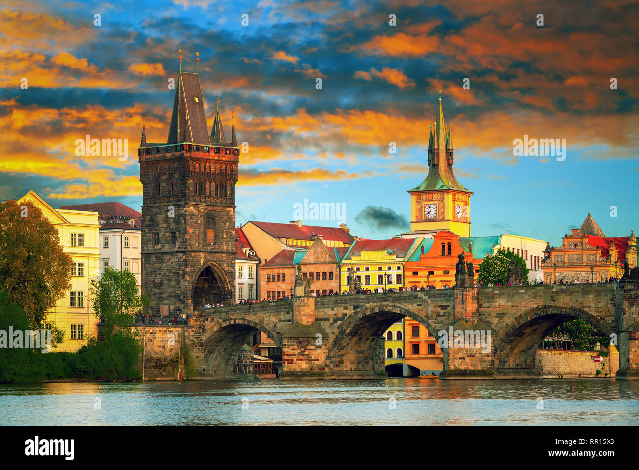 Malerische Aussicht auf die Moldau und das historische Zentrum von Prag, Gebäude und Wahrzeichen der Altstadt, Prag, Tschechische Republik Stockfoto