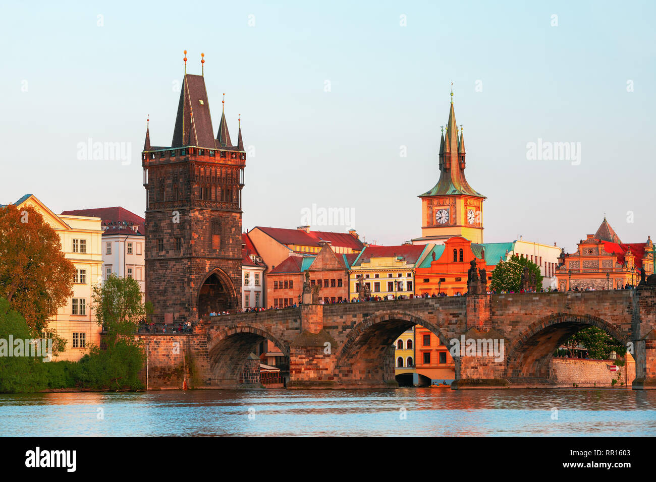 Malerische Aussicht auf die Moldau und das historische Zentrum von Prag, Gebäude und Wahrzeichen der Altstadt, Prag, Tschechische Republik Stockfoto