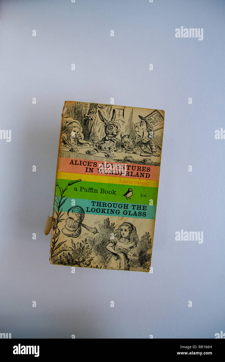 Overhead Shot: 1966 reprint Papageitaucher Edition von Alice's Adventures in Wonderland and Through the Looking Glass, 1962 als kombinierte Band veröffentlicht. Stockfoto