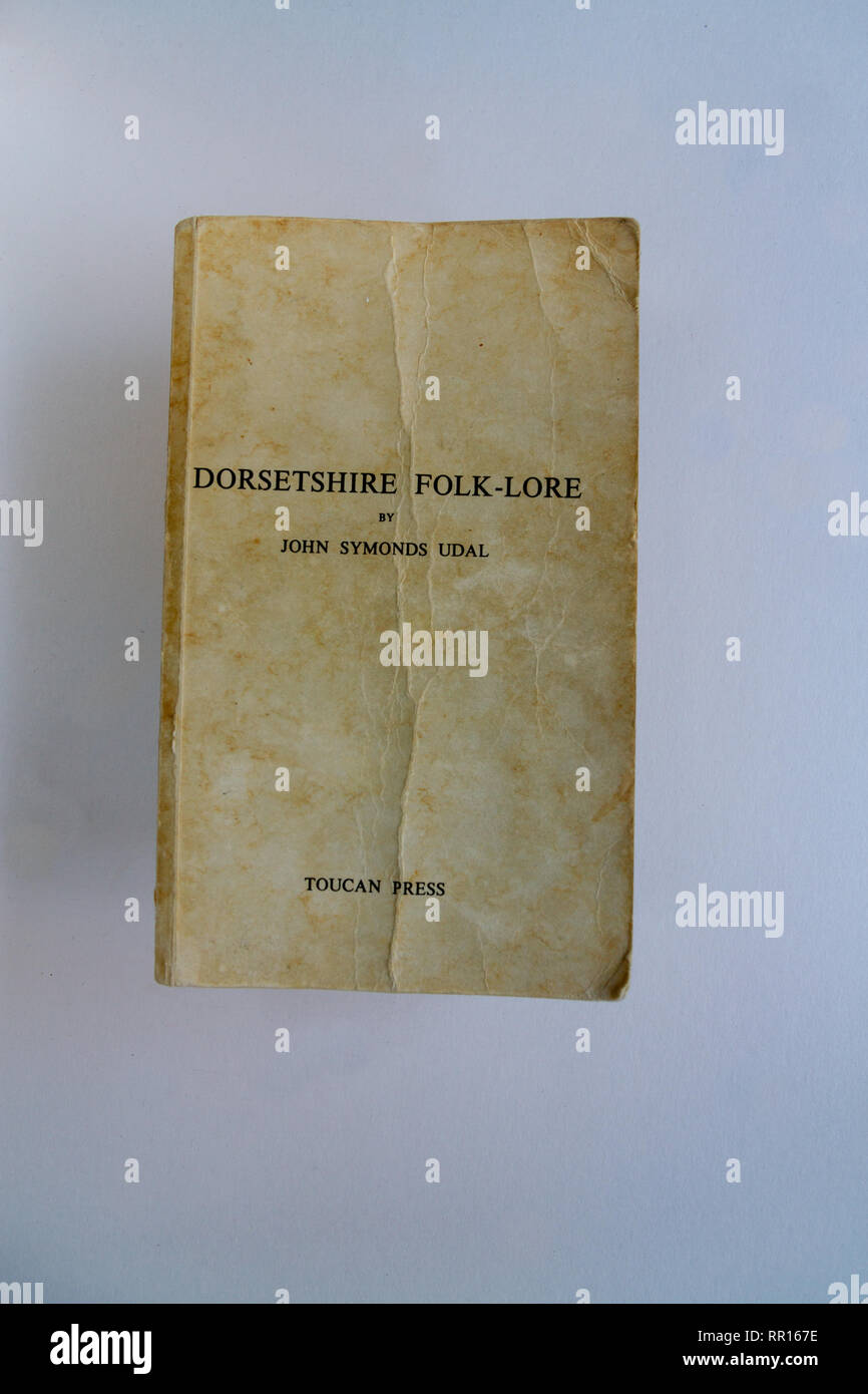Overhead shot der Abdeckung der 1970er Neuauflage von 'Dorsetshire Folk-lore' von John Symonds Udal, veröffentlicht 1922, Stockfoto