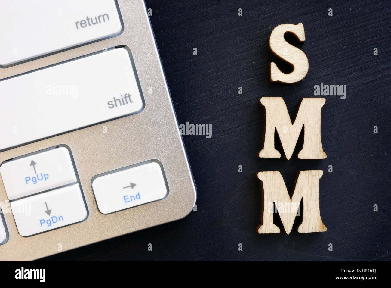 SMM social media marketing und Tastatur auf einem Schreibtisch. Stockfoto