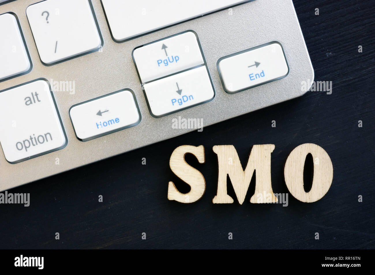Tastatur und Abkürzung SMO Social Media Optimization auf einem Schreibtisch. Stockfoto