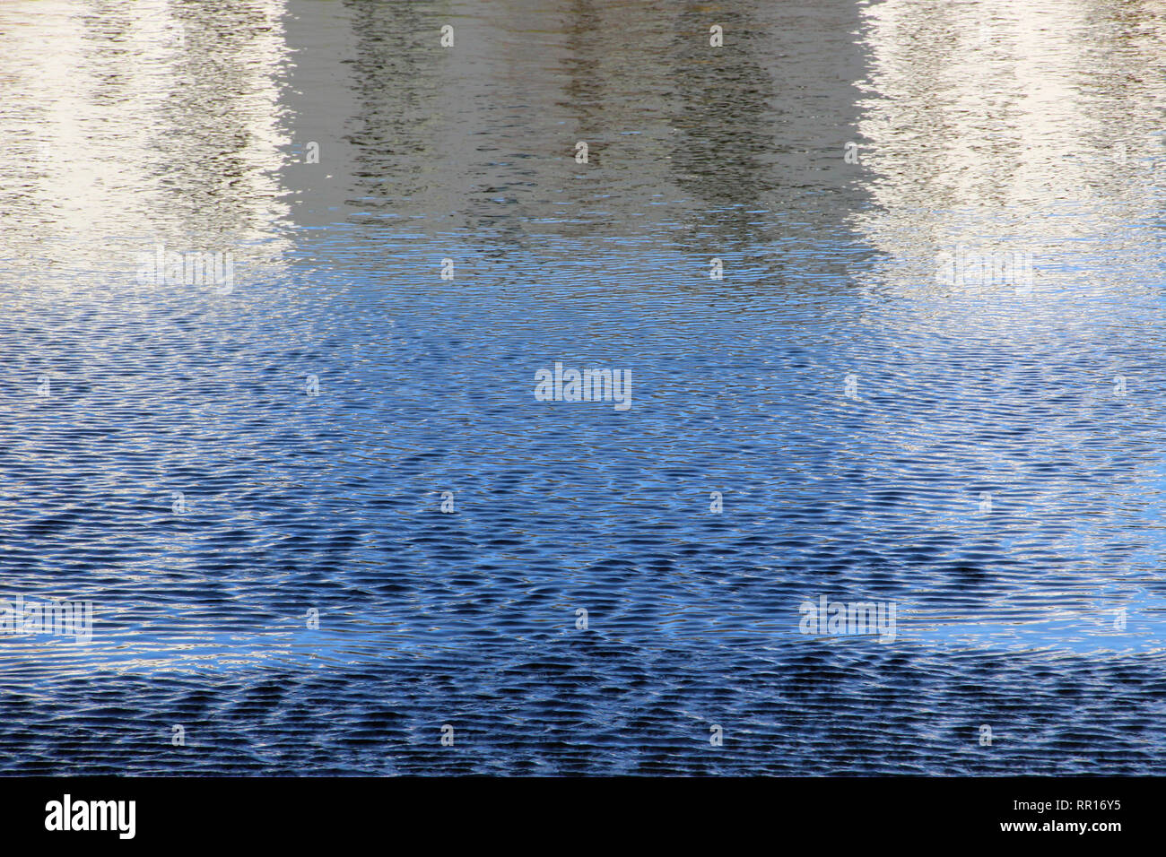 Abstrakte Wasser Reflexion Stockfotografie Alamy