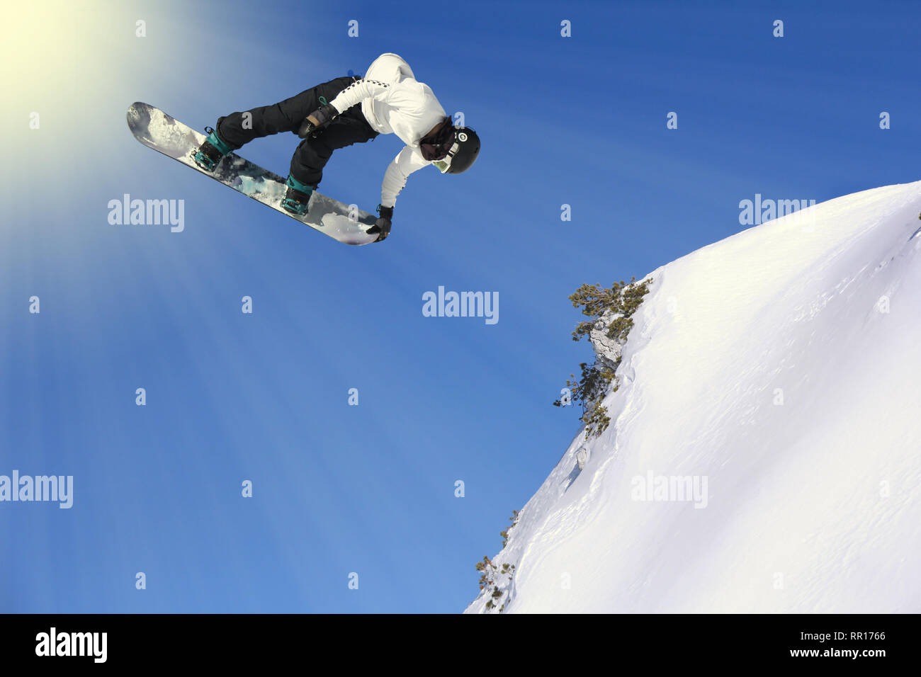 Snowboarden Snowboard Snowboarder an springen Berge an einem sonnigen Tag Stockfoto