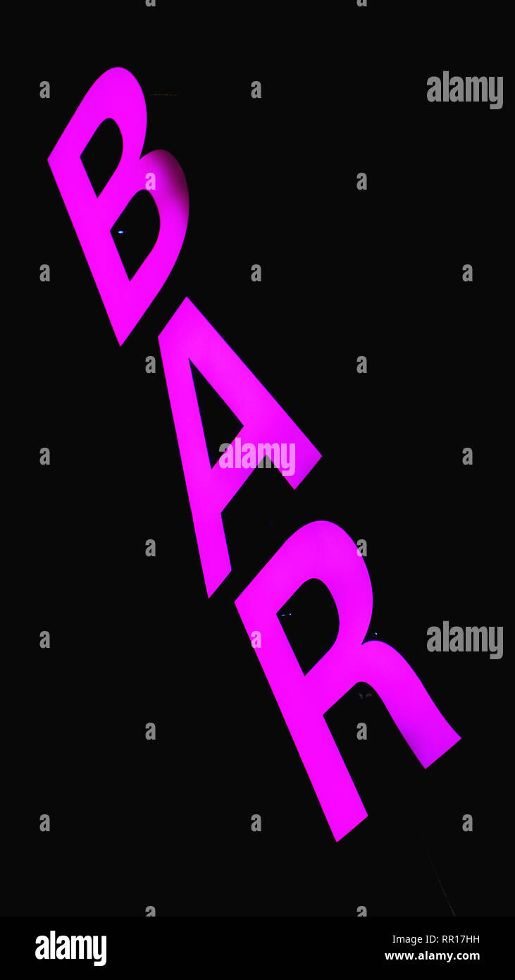 Flouresant neon pink Bar Schild - Vertikaler schwarzer Hintergrund Stockfoto
