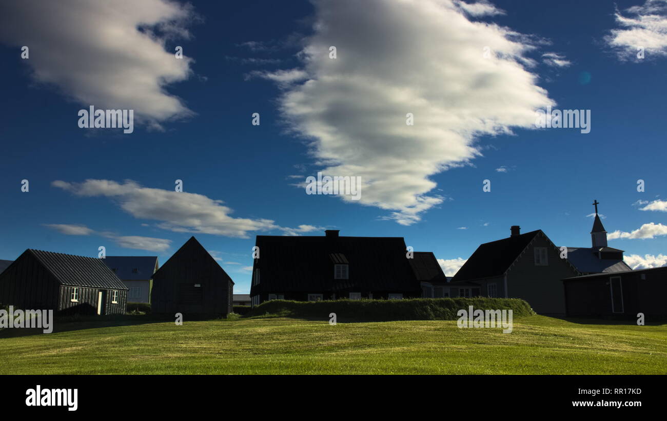 Die kleinen traditionellen isländischen Dorf Eyrarbakki mit Wolken über die Häuser. Südwesten Islands. Stockfoto