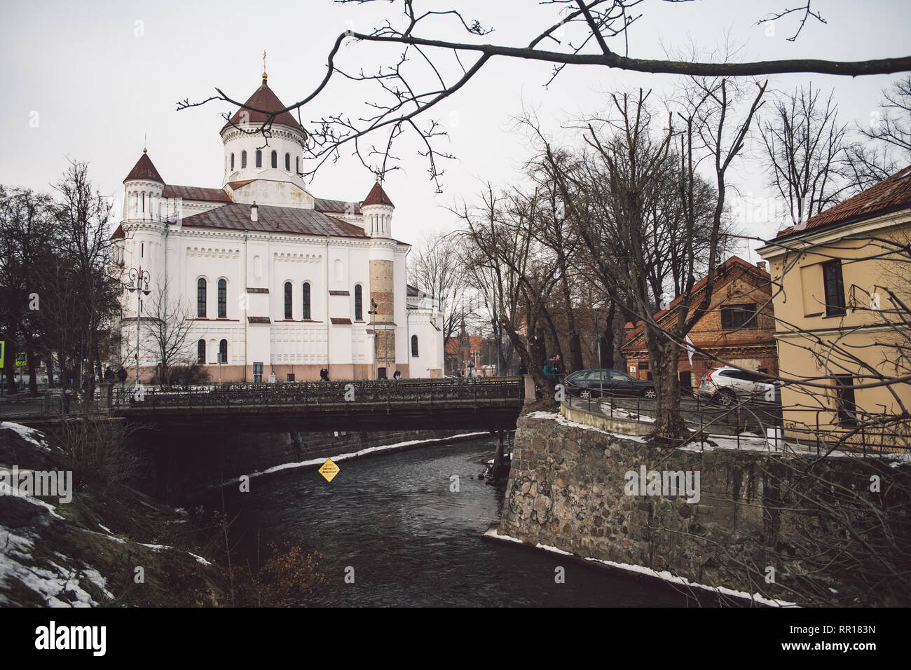 Katholische traditionelle Kirche im Stadtteil Uzupis in Vilnius, Litauen Stockfoto