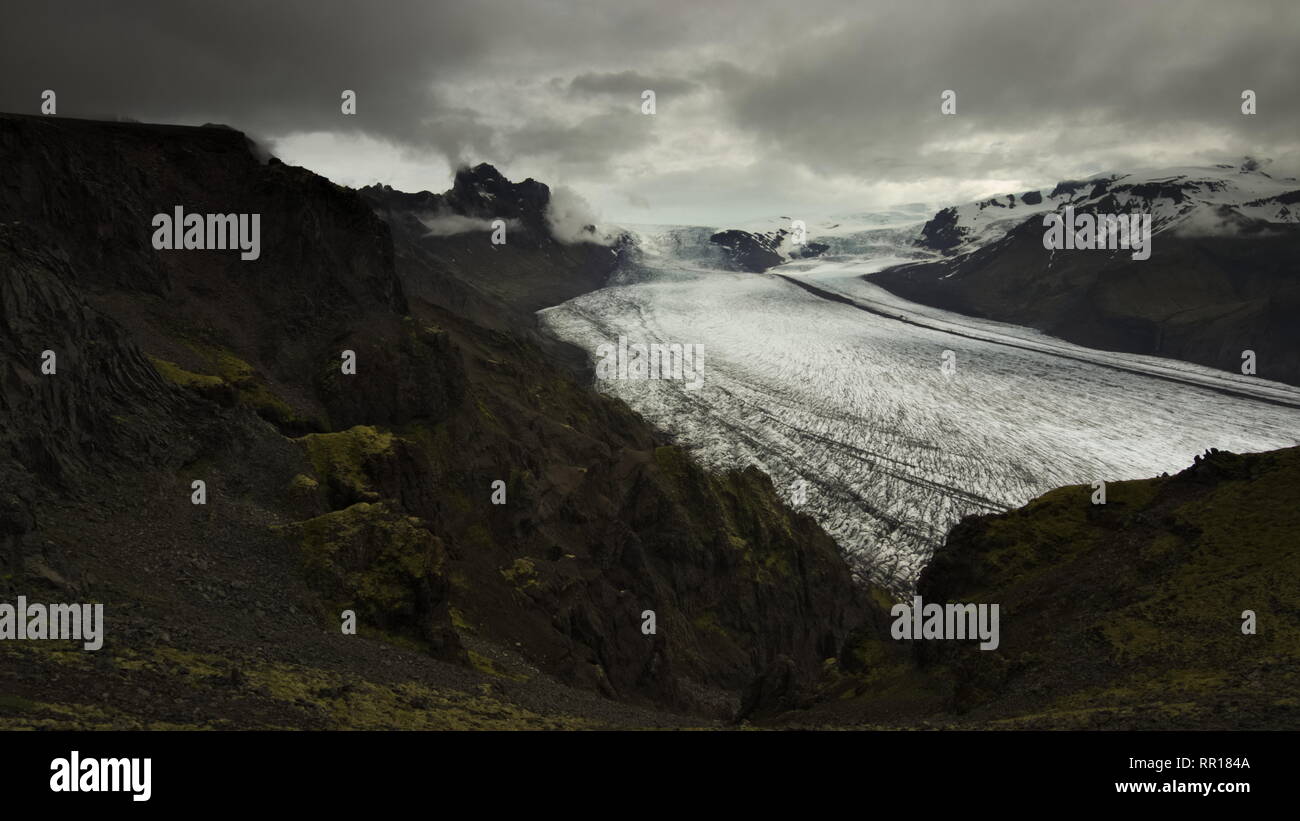 Skaftafellsjokull Gletscher mit Wolken über den Gletscher und die Berge um von einem Wanderweg im Nationalpark Skaftafell, südlichen Island. Stockfoto