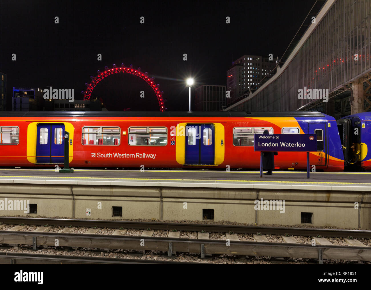 Ein South Western Railway Klasse 456 Zug am Bahnhof London Waterloo mit dem London Eye hinter Stockfoto