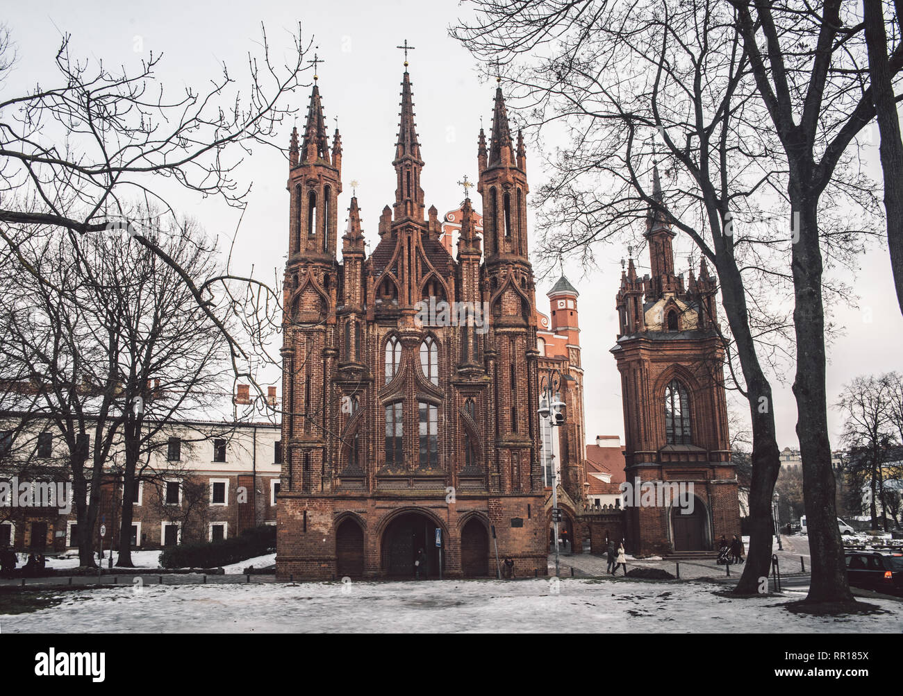 St. Anna Kirche und Bernhardiner Kloster in Vilnius, Litauen. Tourismus in der Wintersaison Stockfoto