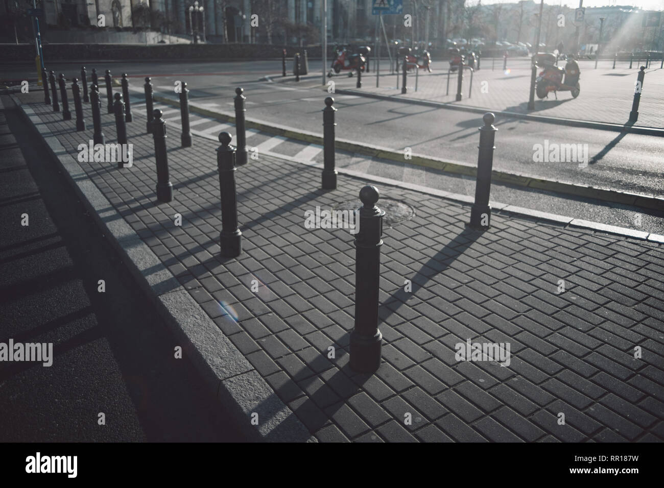 Metallhalterungen für Parkplätze in Warschau, Polen Stockfoto