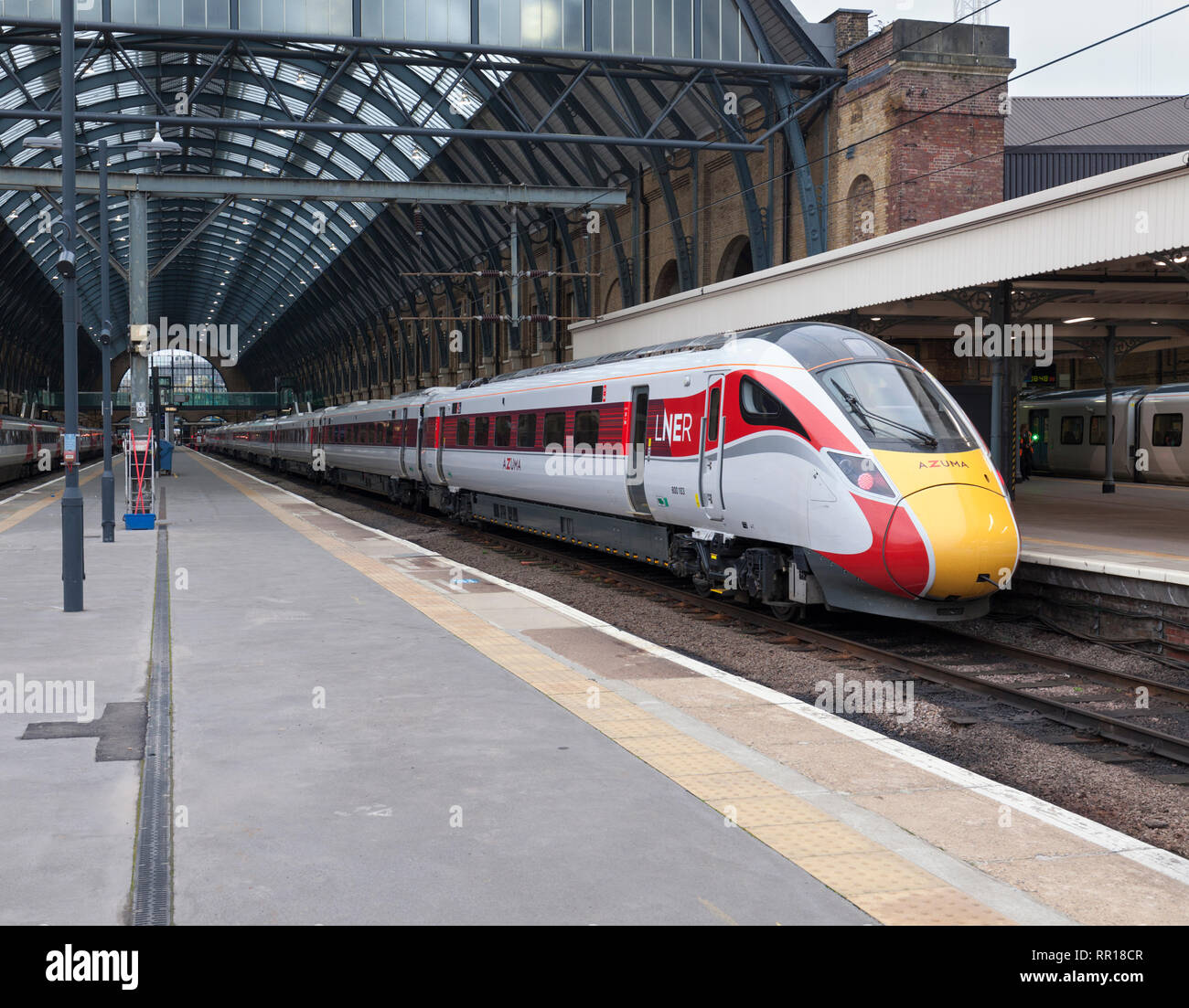 LNER Klasse 800 Azuma am Bahnhof London Kings Cross Station mit einem Testlauf Stockfoto