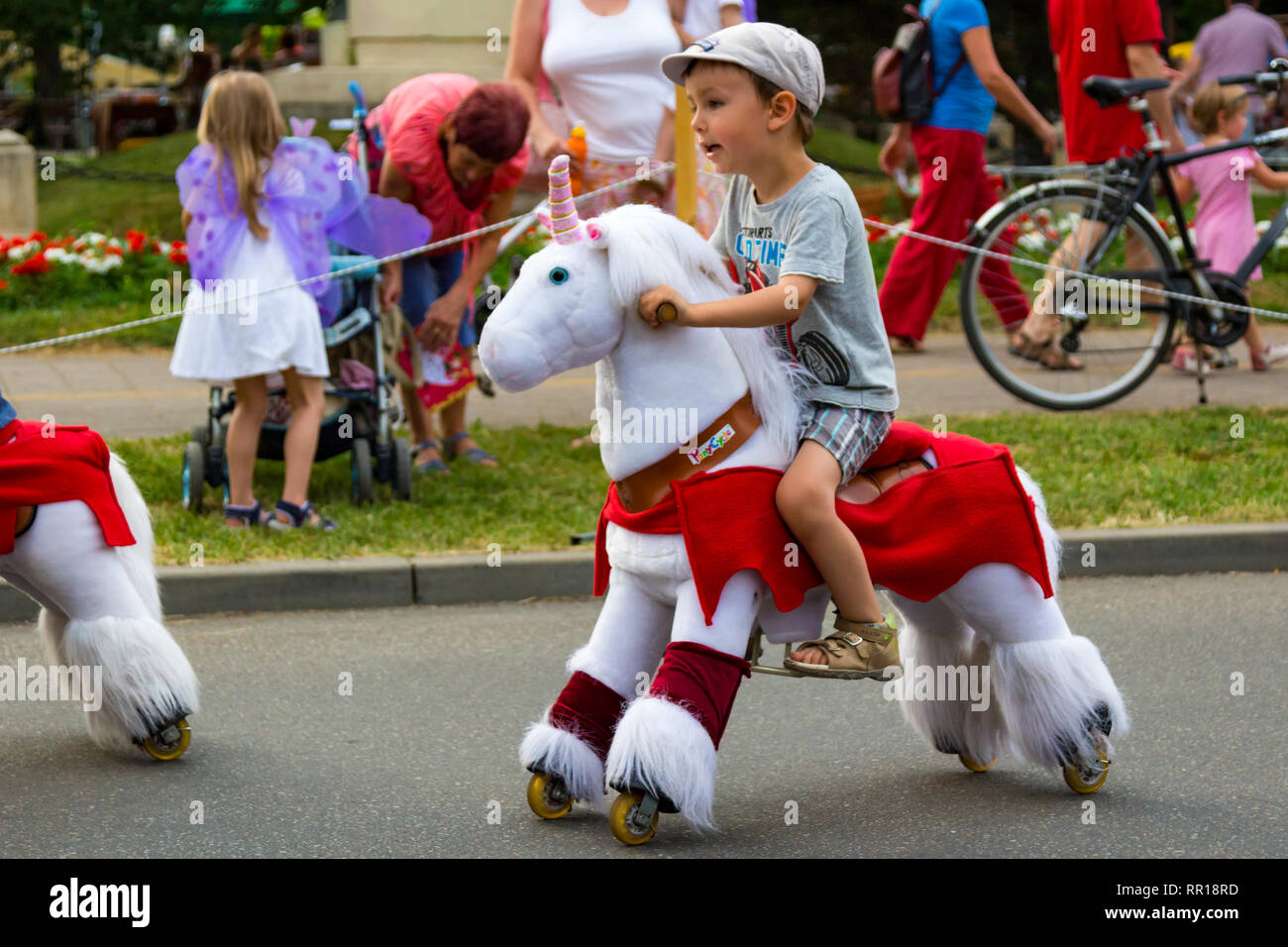 Tunder Fesztival (Feen' Festival) in Sopron, Ungarn am 24. Juni 2017 - Junge Kind sitzen auf Fahrt auf wenige Spielzeug Pferd Stockfoto