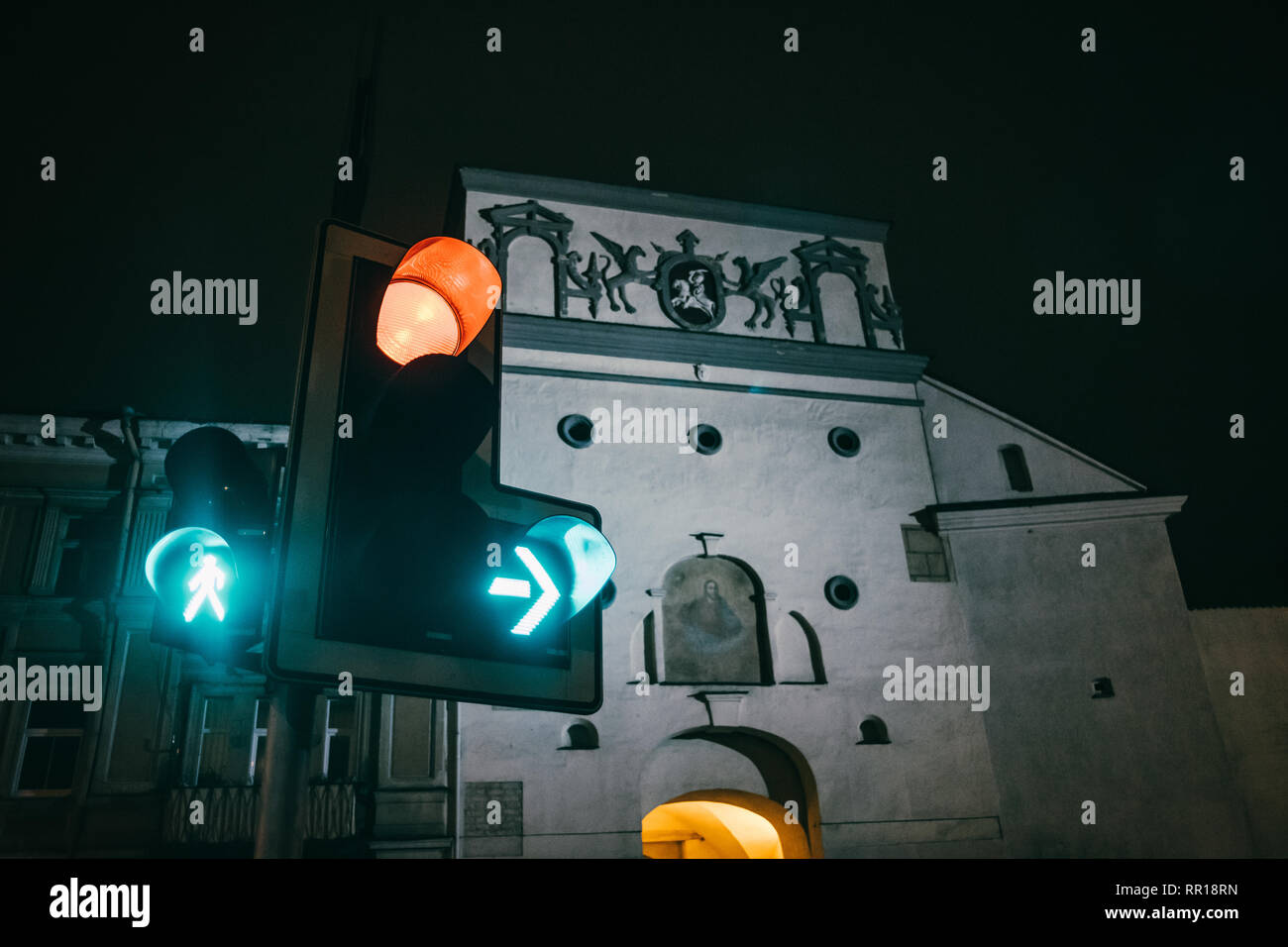 Ampel mit grünen und roten Farben in der Dämmerung mit alten Architektur Hintergrund Stockfoto