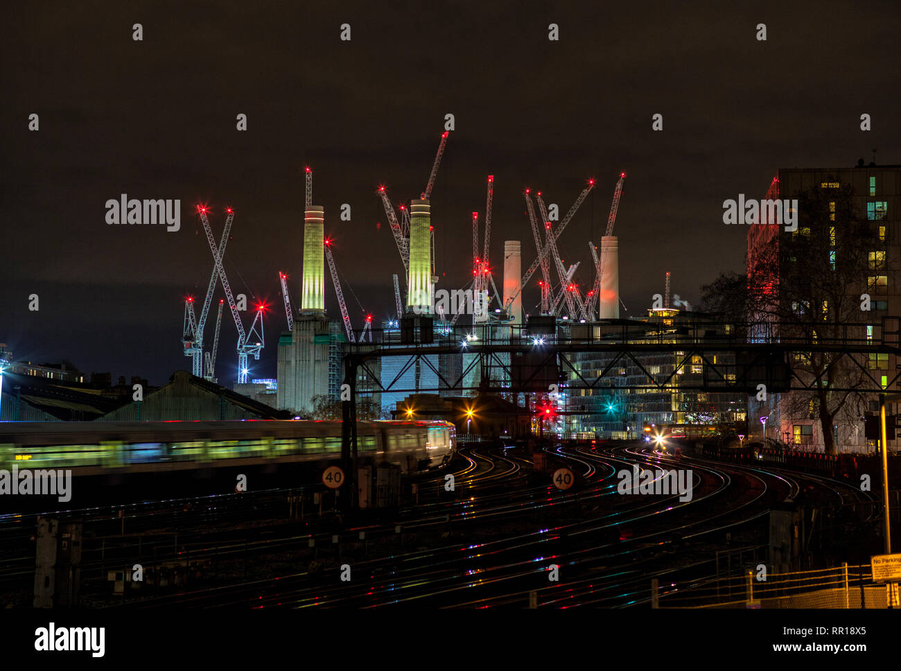 Ebury Bridge, London Victoria mit Battersea Power Station hinter Southern and South Eastern trains Annäherung an & Abreise von London Victoria Station. Stockfoto