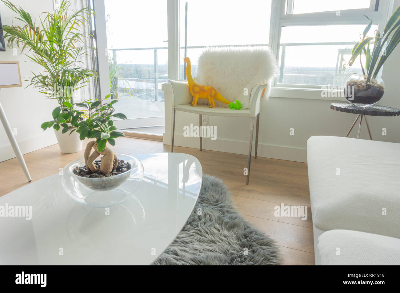 Familie Wohnzimmer mit Spielzeug Dinosaurier auf einem Stuhl, Darstellung von parenting Lebensstil und ein Zuhause mit Kindern Stockfoto