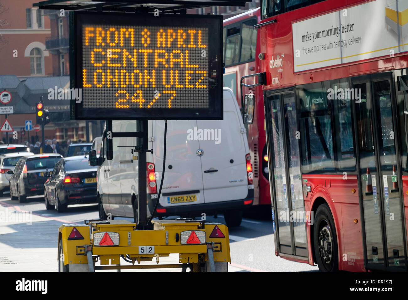 Matrix zeichen Vorwarnung Treiber des eingehenden Central London Ultra Low Emission Zone" mit Wirkung zum 8. April 2019 Stockfoto