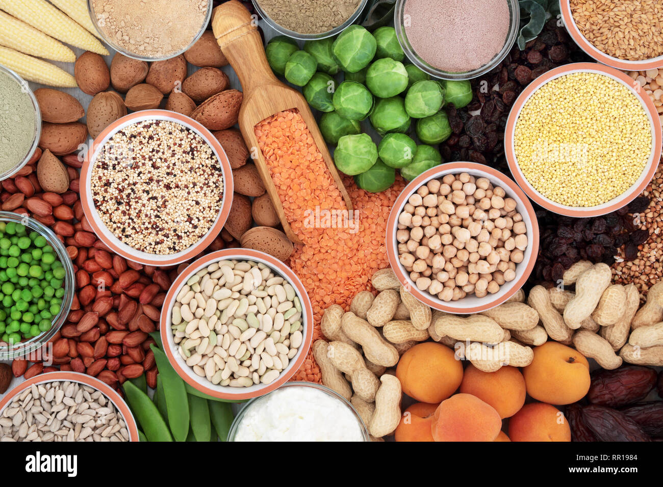 High Protein health food Auswahl mit Getreide, Gemüse, getrocknete Früchte, Mandeln Joghurt, zu ergänzen, zu Pulver, Nüsse und Samen. Stockfoto