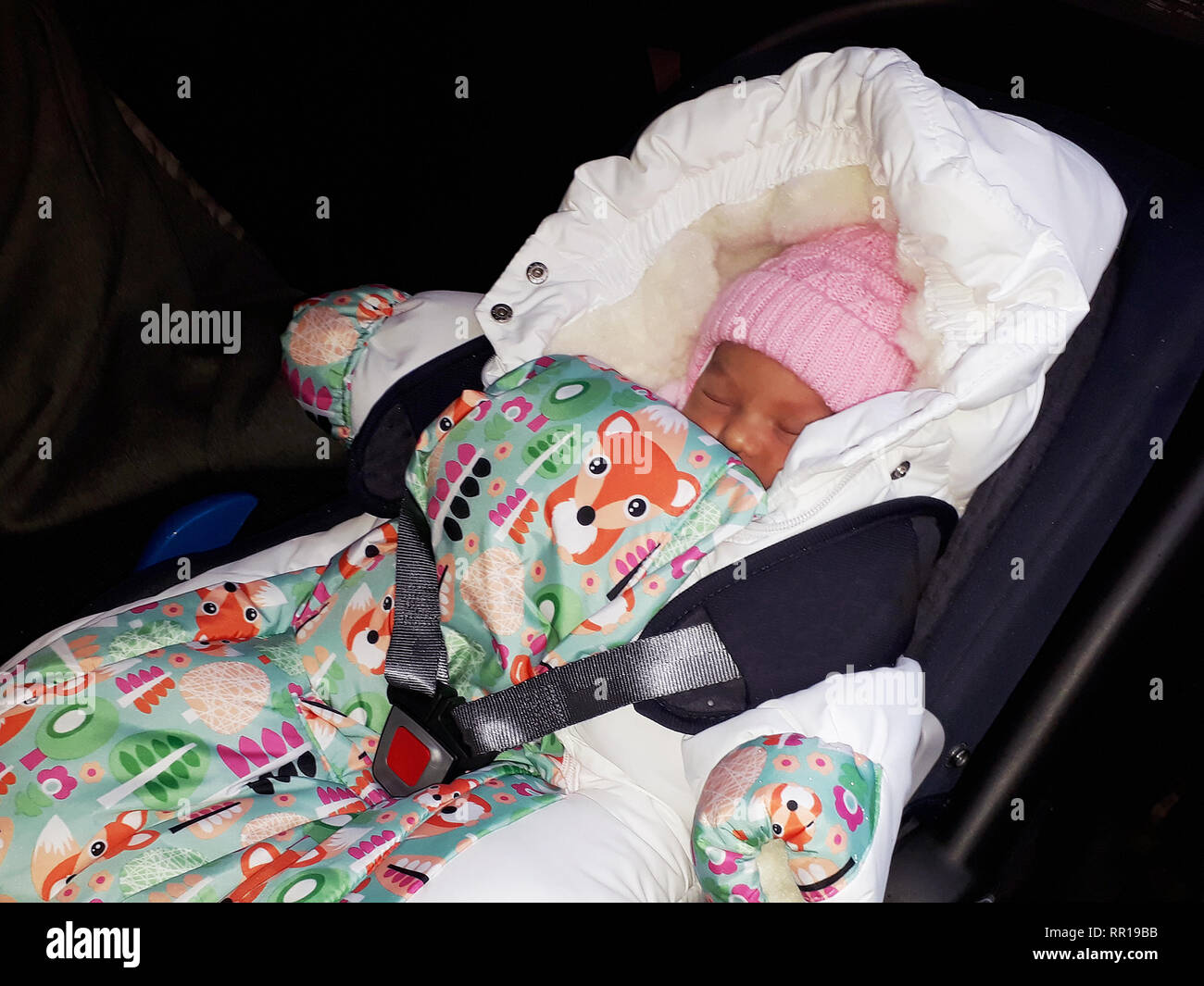 Newborn sleeping in car seat -Fotos und -Bildmaterial in hoher Auflösung –  Alamy