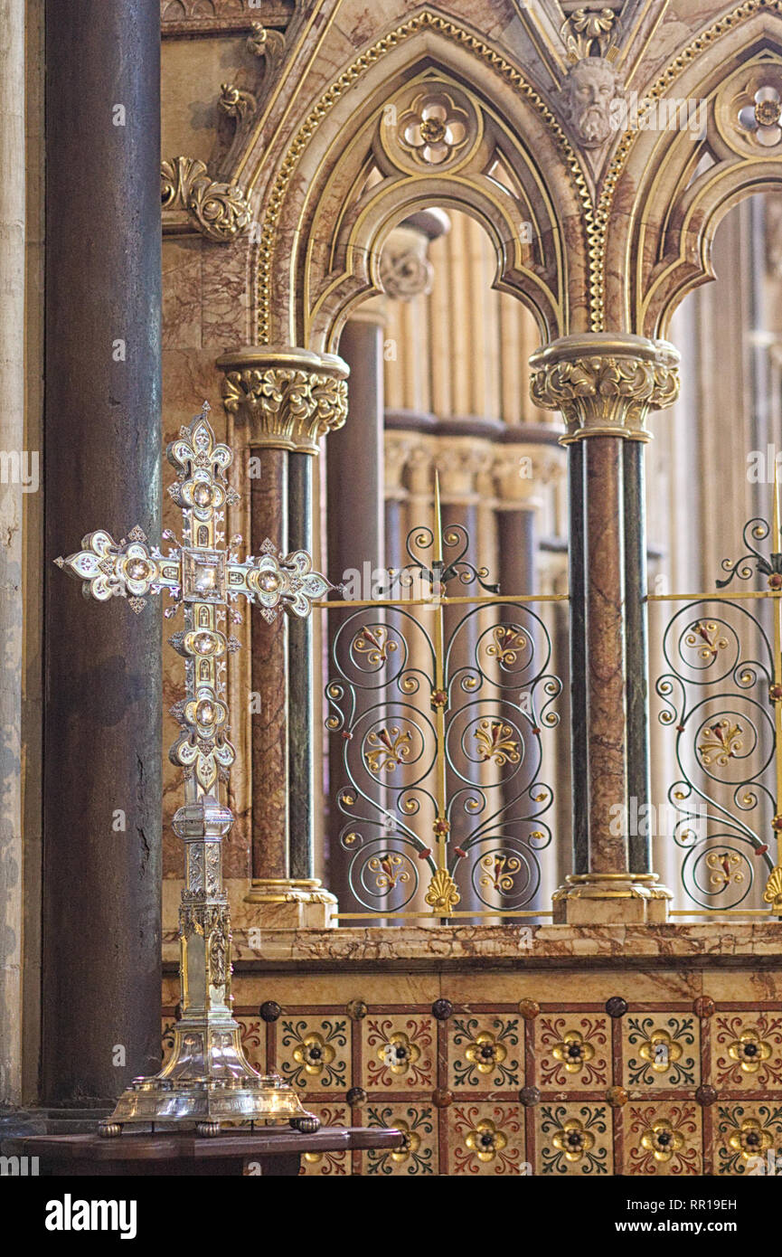 Kirche Kreuz auf dem Altar Stockfoto