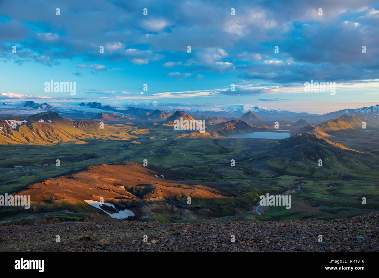 Abendlicher Blick über die Berge und den See an alftavatns, von Jokultungur auf der Laugavegur Wanderweg. Zentrale Hochland, Sudhurland, Island. Stockfoto