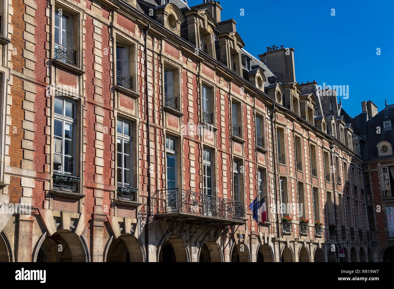 Die uniformierten und harmonische aus rotem Backstein Fassaden der Gebäude in der Umgebung Place des Vosges, der älteste geplante Platz in Paris Le Marais, Paris Stockfoto