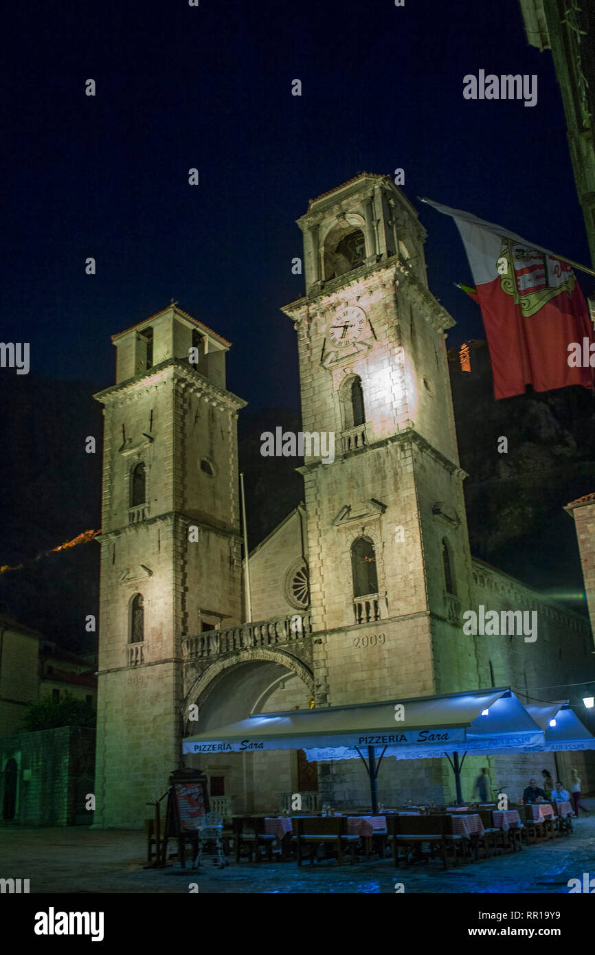 St Tryphon Dom (Kathedrale Sv Tripuna) in der gleichnamigen Platz (Trg Sv Tripuna) und die Stadtbefestigung oben beleuchtet: Kotor, Montenegr Stockfoto