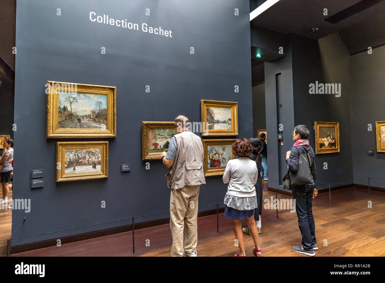 Die Menschen impressionistischen und post-impressionistischen Kunstwerke auf der 5. Etage des Musée d'Orsay, einem umgebauten Bahnhof in Paris, Frankreich Stockfoto