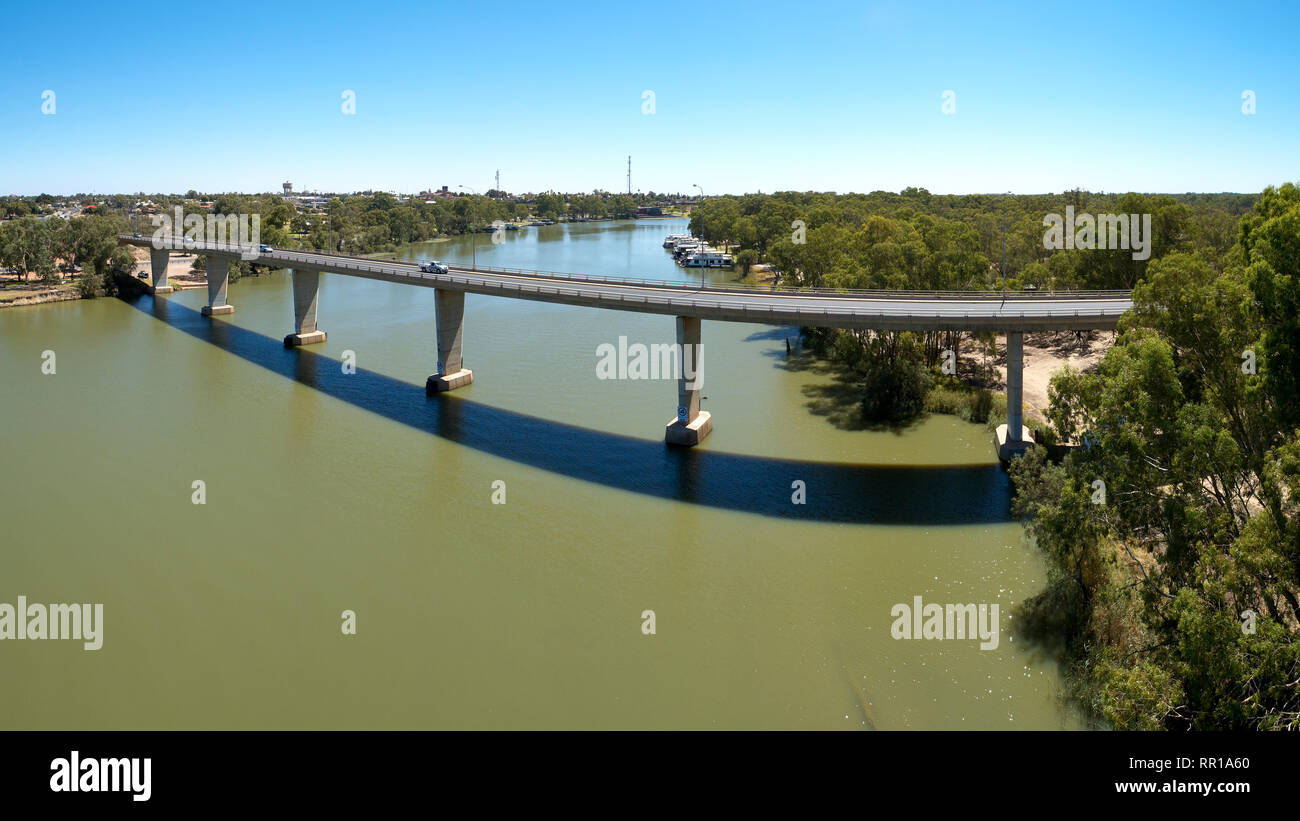 Hohen Winkel von George Chaffey Brücke, die den Murray River zwischen Buronga, NSW und in Mildura, Victoria kreuzt. Stockfoto