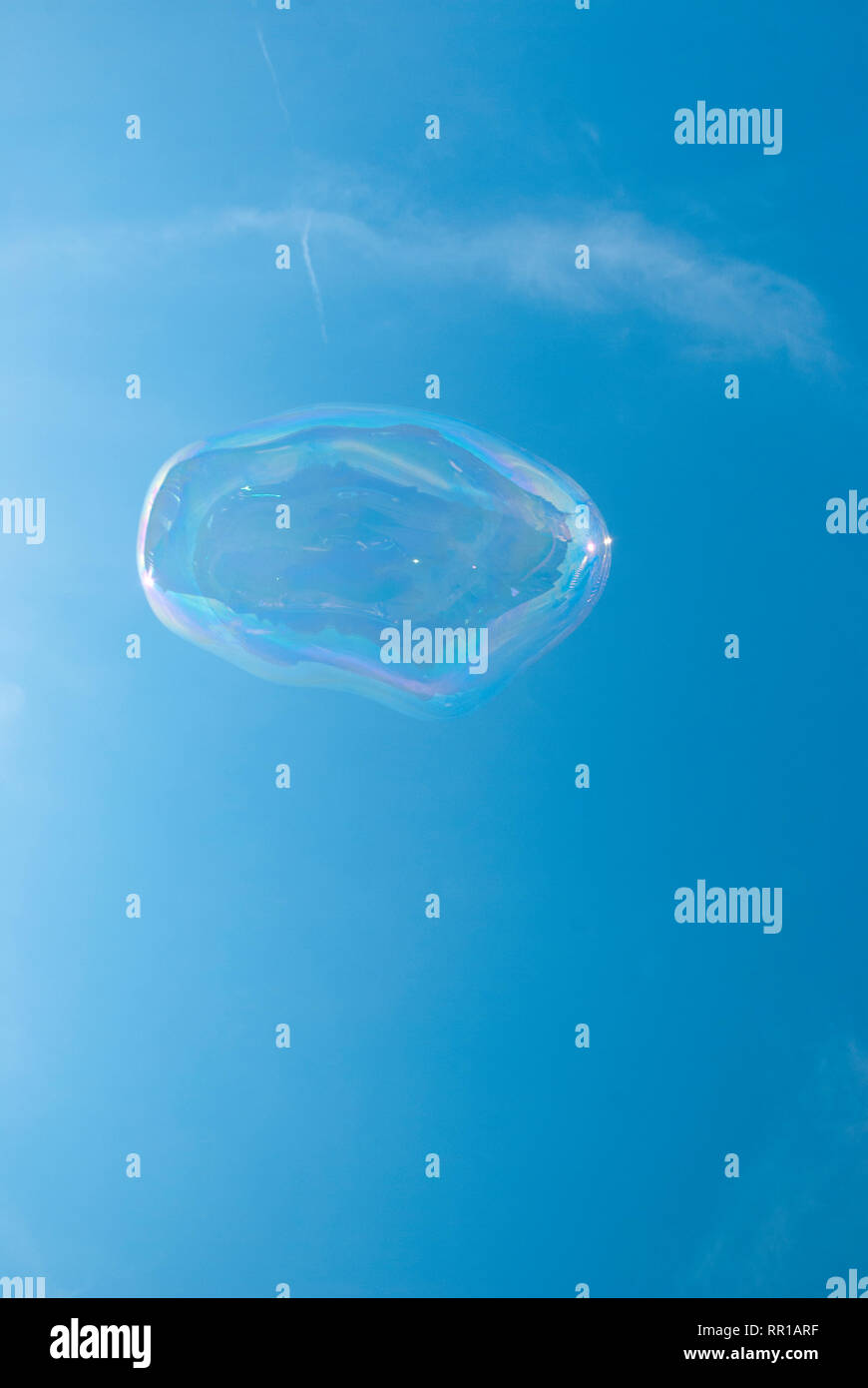 Große Seifenblase in den Himmel, Sommer Stockfoto