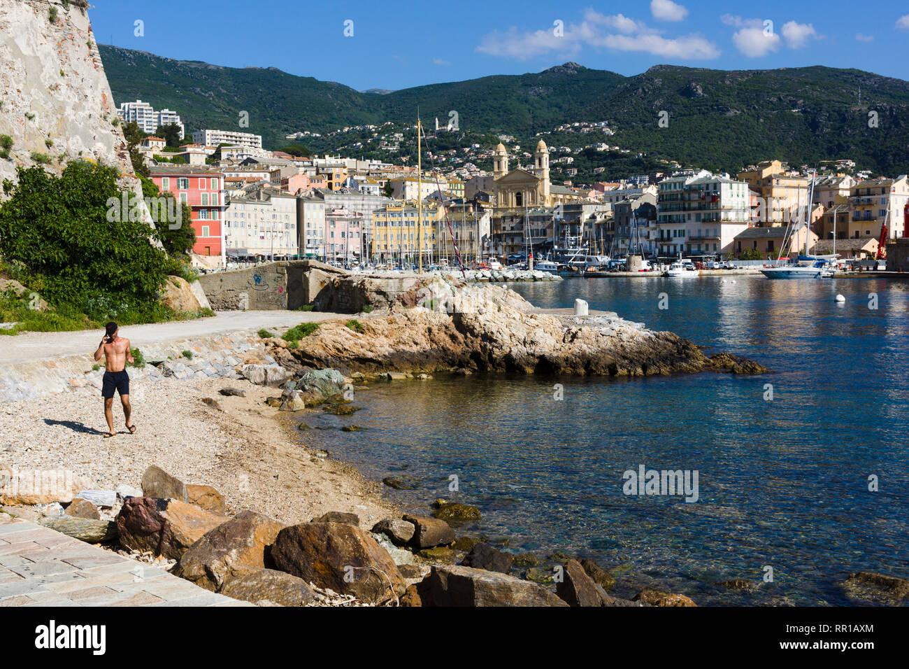 Strand in der Nähe von Vieux Port (alter Hafen), Bastia, Korsika, Frankreich Stockfoto