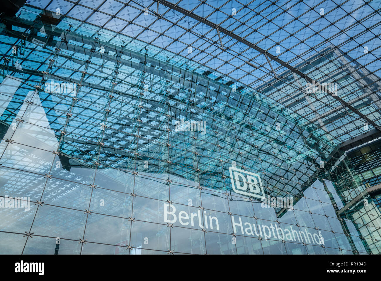 Berlin Hauptbahnhof - Berliner Bahnhof Glas modern building close-up Stockfoto