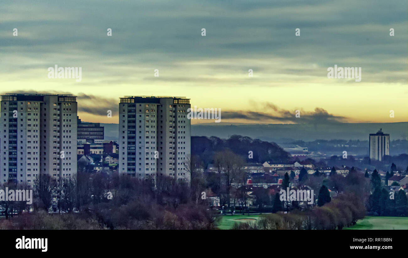 Glasgow, Schottland, Großbritannien, 2. Januar, 2019. Massive Feuersäule im Süden der Stadt von 10 Meilen gesehen entfernt. Früher RA6 G4 X Stockfoto