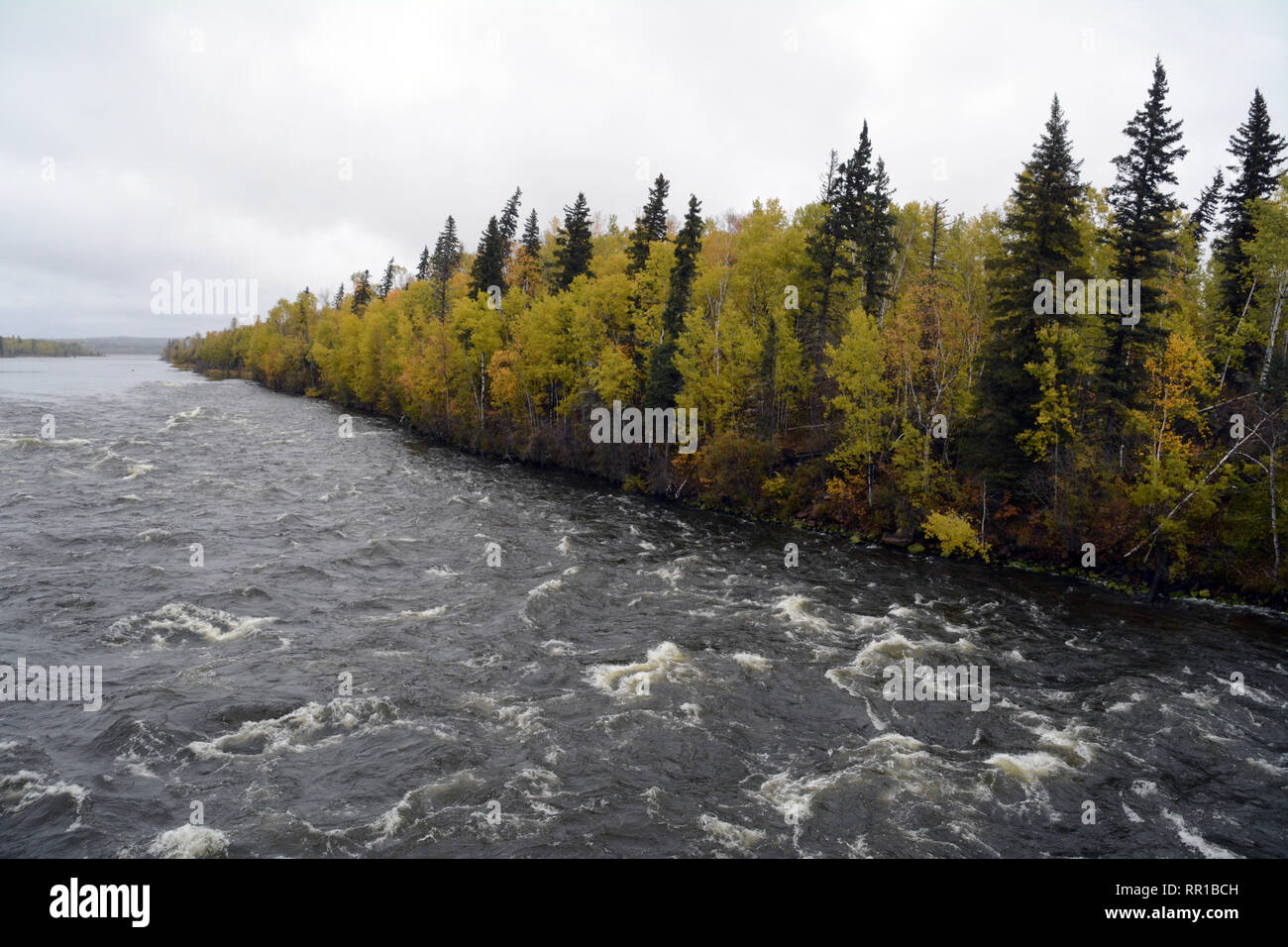 Otter Rapids auf dem Churchill River und die Farben des Herbstes der borealen Wald in der Nähe des Dorfes Missinipe im Norden von Saskatchewan, Kanada. Stockfoto