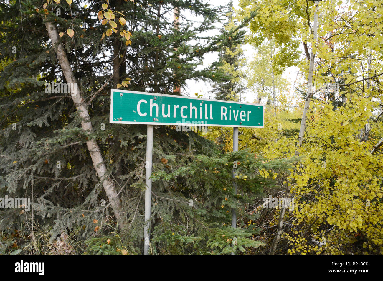 Ein straßenschild bezeichnet die Churchill River inmitten der Herbst Farben des borealen Wäldern in der Nähe der Stadt Missinipe im Norden von Saskatchewan, Kanada. Stockfoto