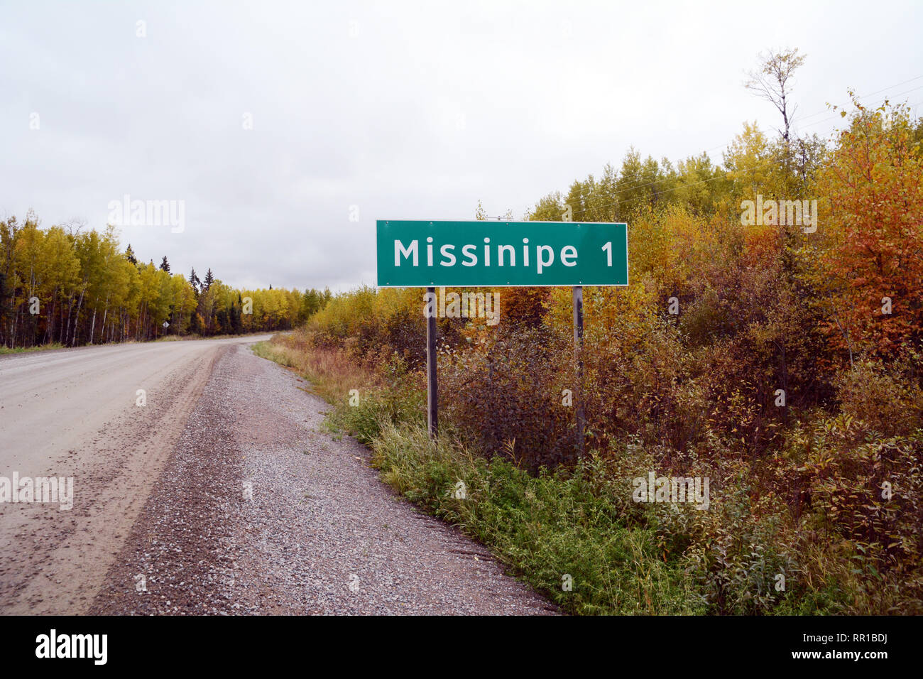 Ein Schild am Eingang der Stadt Missinipe, einem abgelegenen Gemeinschaft in den borealen Wäldern der nördlichen Saskatchewan, Kanada. Stockfoto