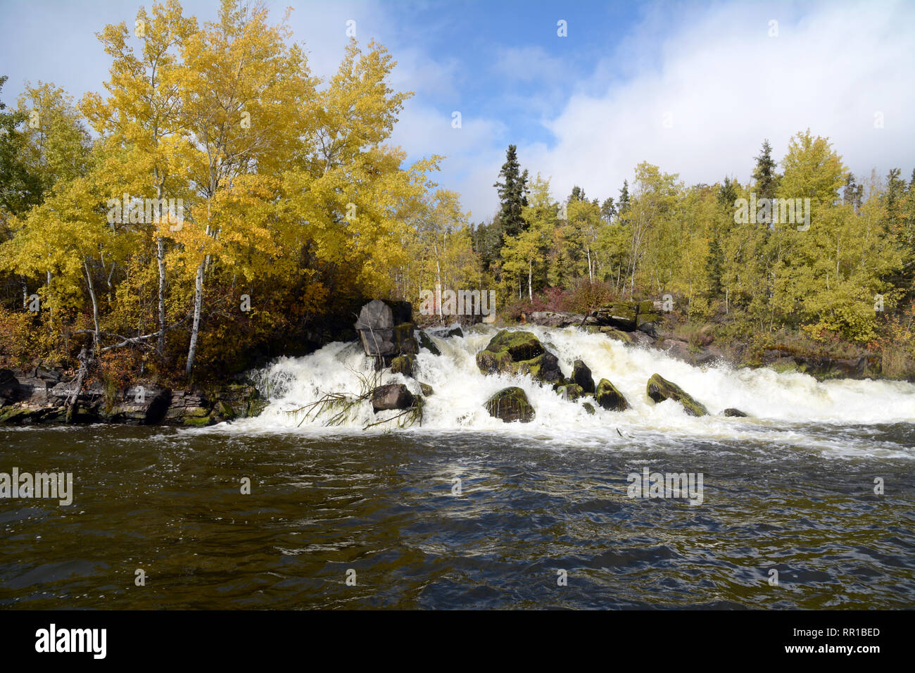 Twin Falls auf dem Churchill River System im Herbst borealen Wäldern der nördlichen Saskatchewan, in der Nähe der Stanley Mission, Kanada. Stockfoto