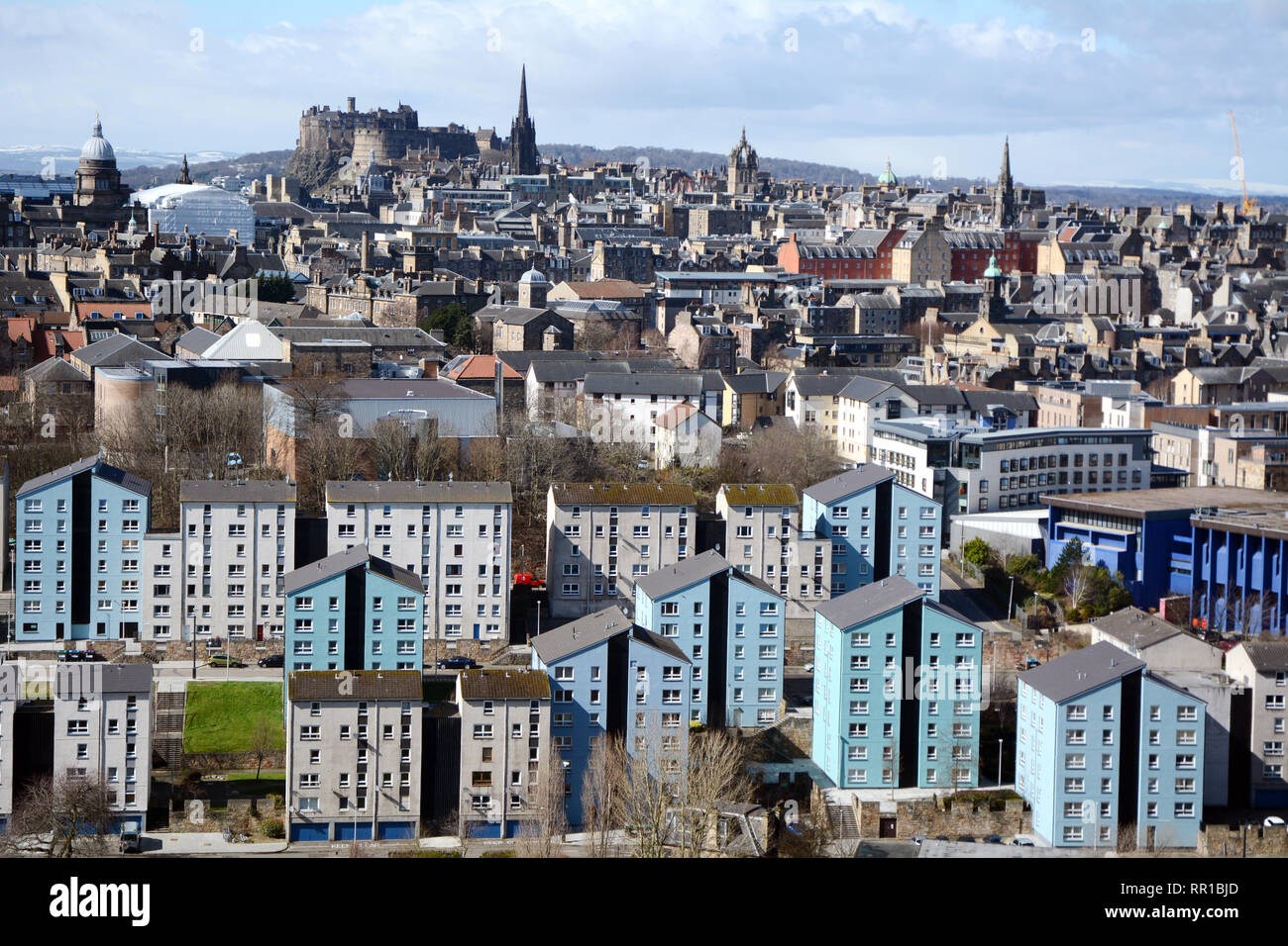 Ein stadtbild Blick auf die mittelalterliche Altstadt von der Innenstadt von Edinburgh, und seine neueren Außenbezirke, von Arthur's Seat, Schottland, Vereinigtes Königreich. Stockfoto