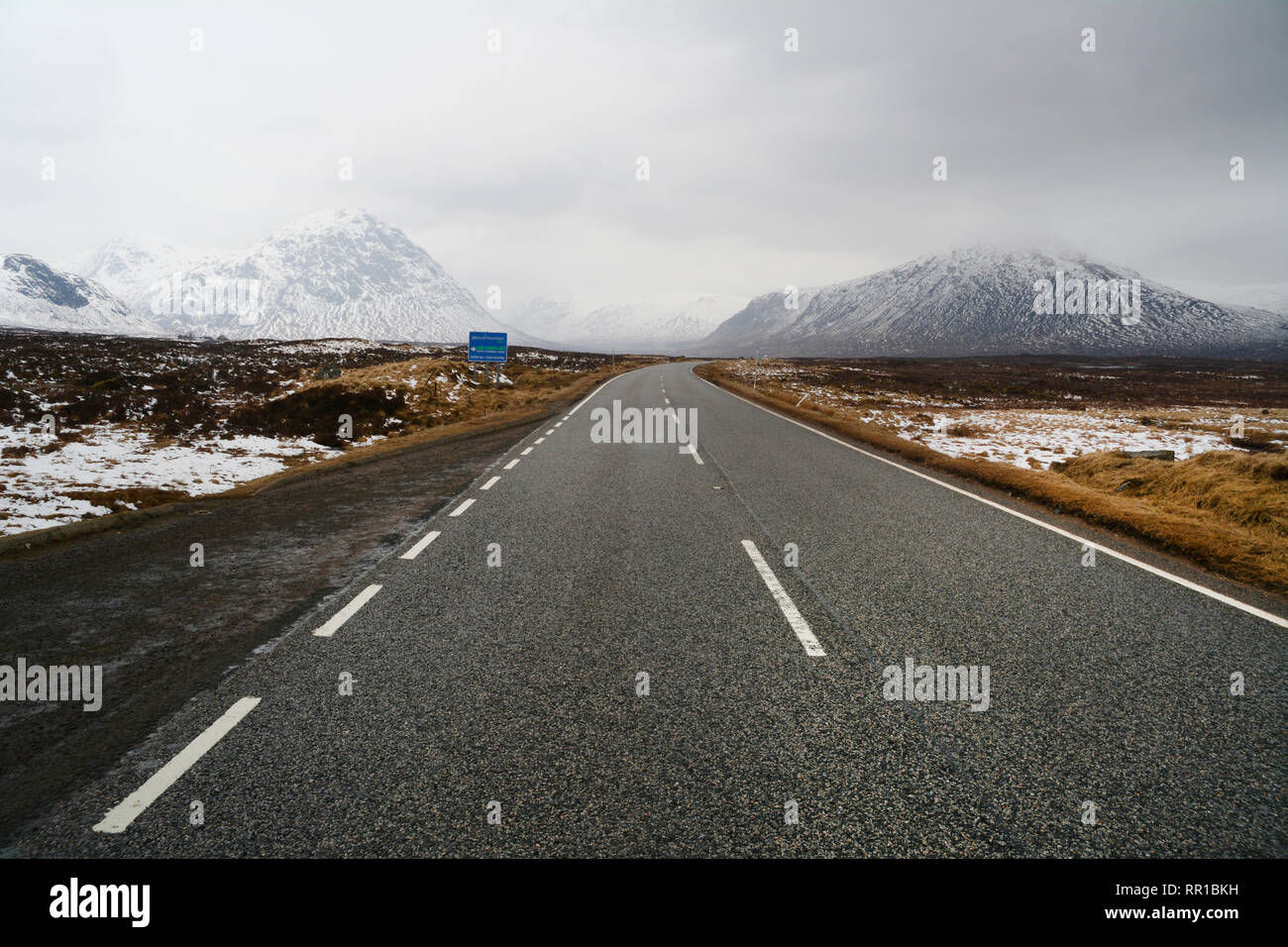 Eine leere Ausdehnung der Straße von Rannoch Moor in ein teilweise Schnee - Glencoe in die schottischen Highlands, Schottland, Vereinigtes Königreich. Stockfoto