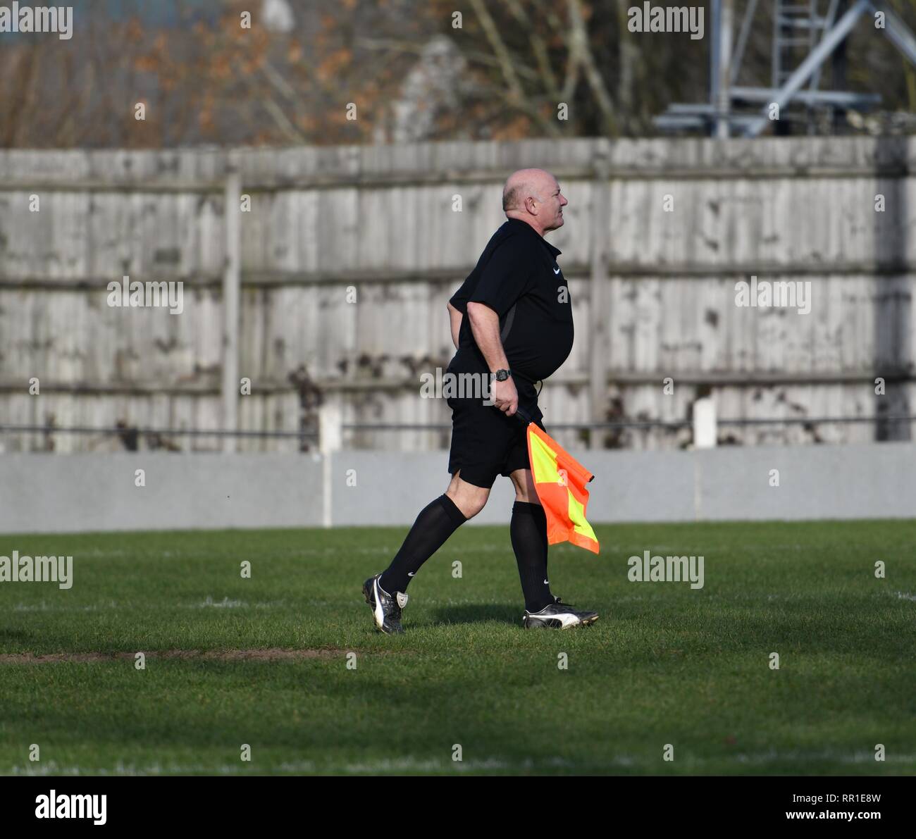 Ein Assistent Schiedsrichter/linienrichter an der Übereinstimmung zwischen den neuen Mühlen und Abtei Hulton United Stockfoto