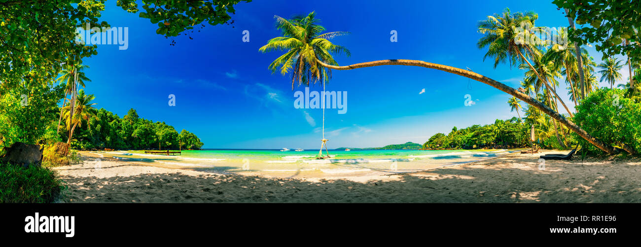 tropisches Paradiesstrand mit weißem Sand und Kokospalmen Reisen Tourismus breiten Panorama-Hintergrund-Konzept Stockfoto