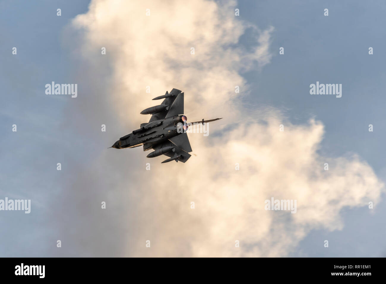 Royal Air Force Panavia Tornado GR4 brechen in den Kreislauf an RAF Marham mit vollem Nachbrenner, erwärmen. Winter am Nachmittag. Abschied flypast Stockfoto