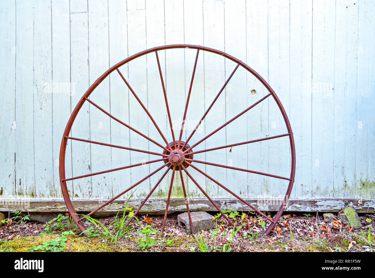 Rostigem Eisen Rad mit Speichen Stockfoto