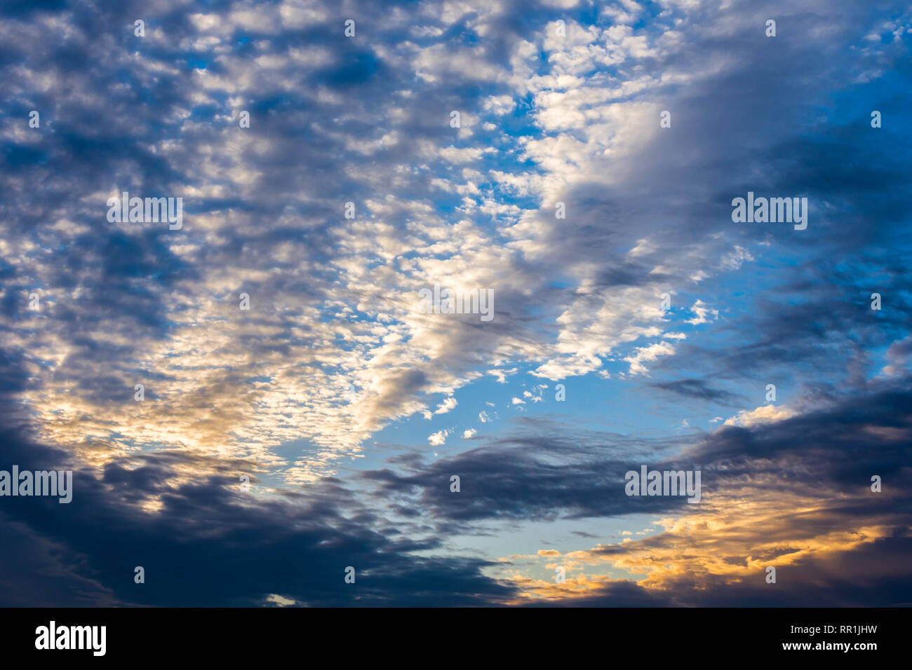 Am frühen Morgen melierte Wolken und Himmel - Frankreich. Stockfoto