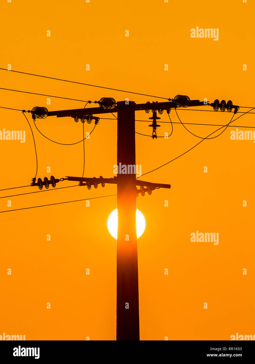 Sonnenaufgang und Silhouette der Strommast, Frankreich. Stockfoto