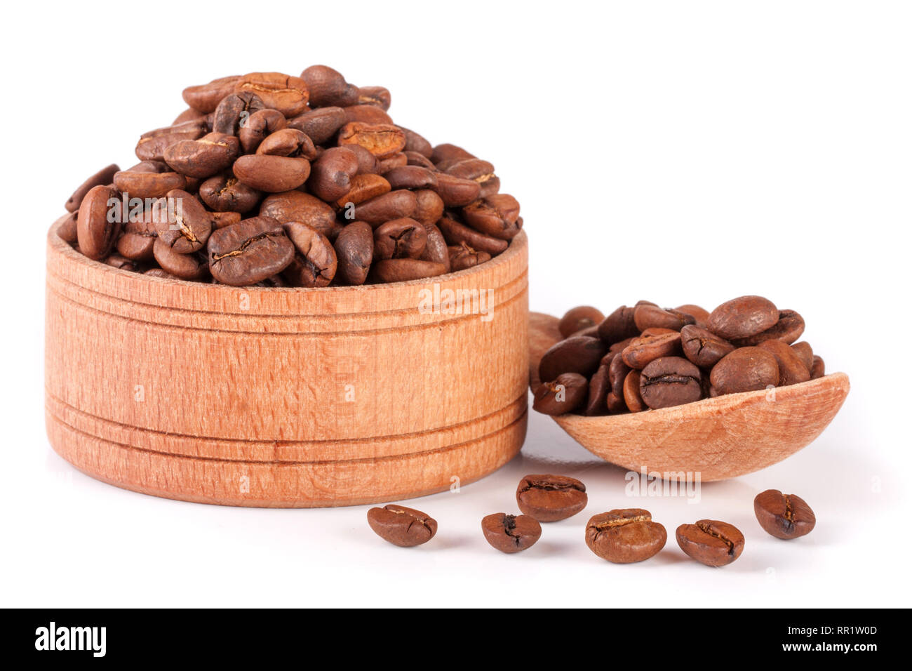 Kaffeebohnen in eine hölzerne Schüssel mit Schaufel auf weißem Hintergrund Stockfoto