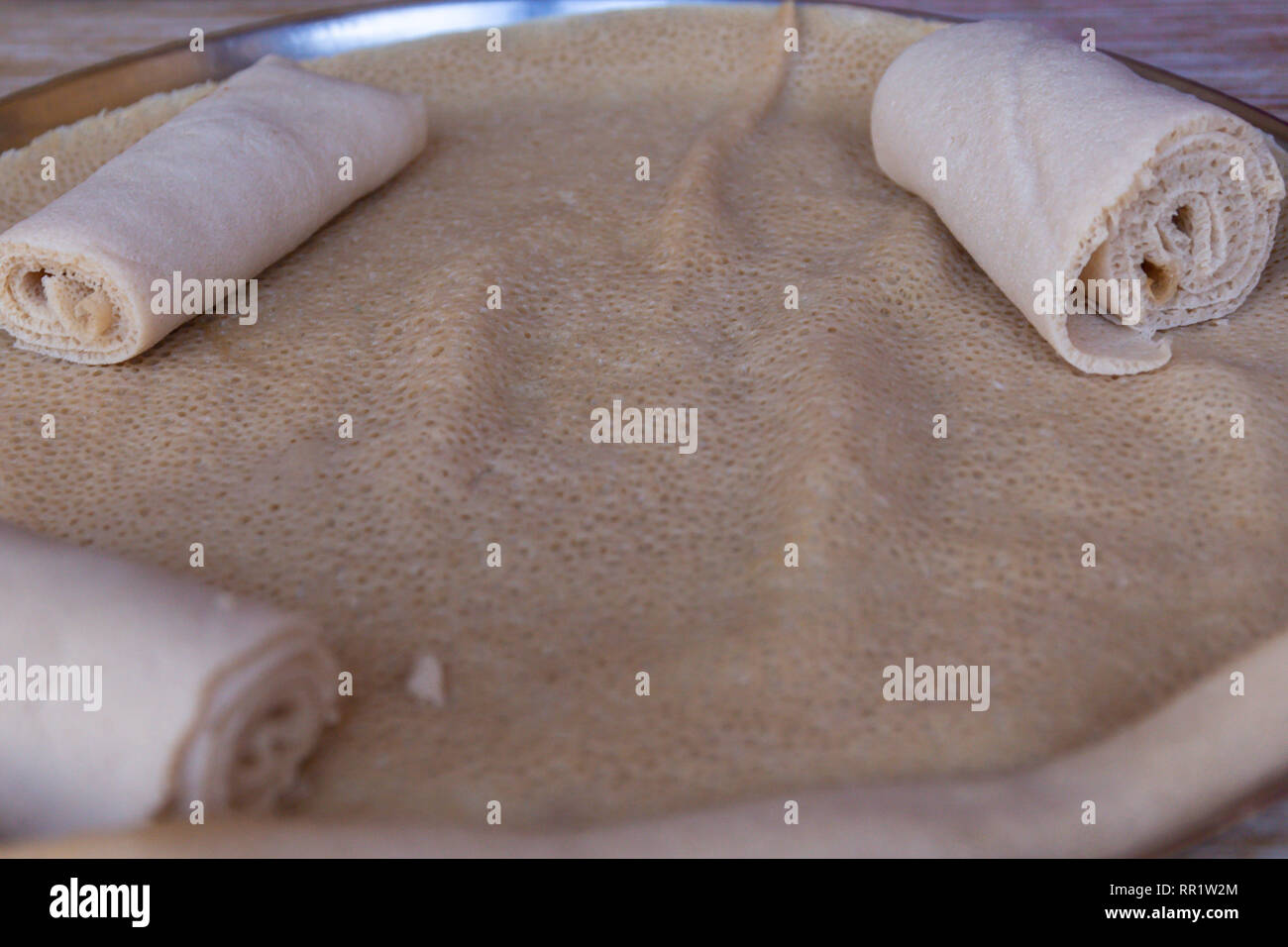 Afrikanische Speisen. Injera ist ein sauerteig Fladenbrot aus teff Mehl gemacht. Es ist dem nationalen Gericht aus Äthiopien, Eritrea, Somalia und Dschibuti Stockfoto