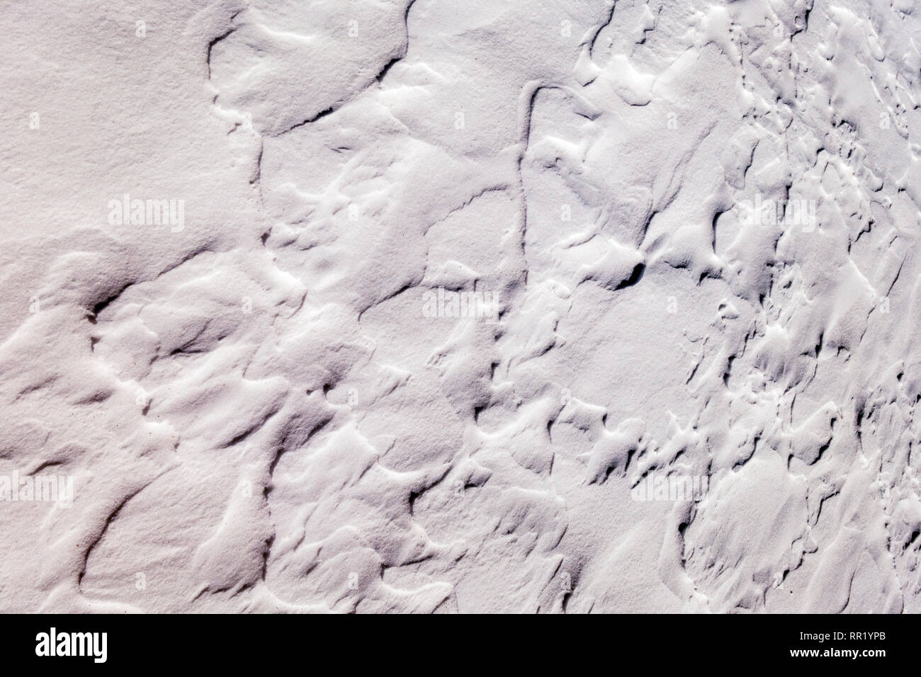 Nahaufnahme von Wind geformten Muster in frischen Schnee Stockfoto