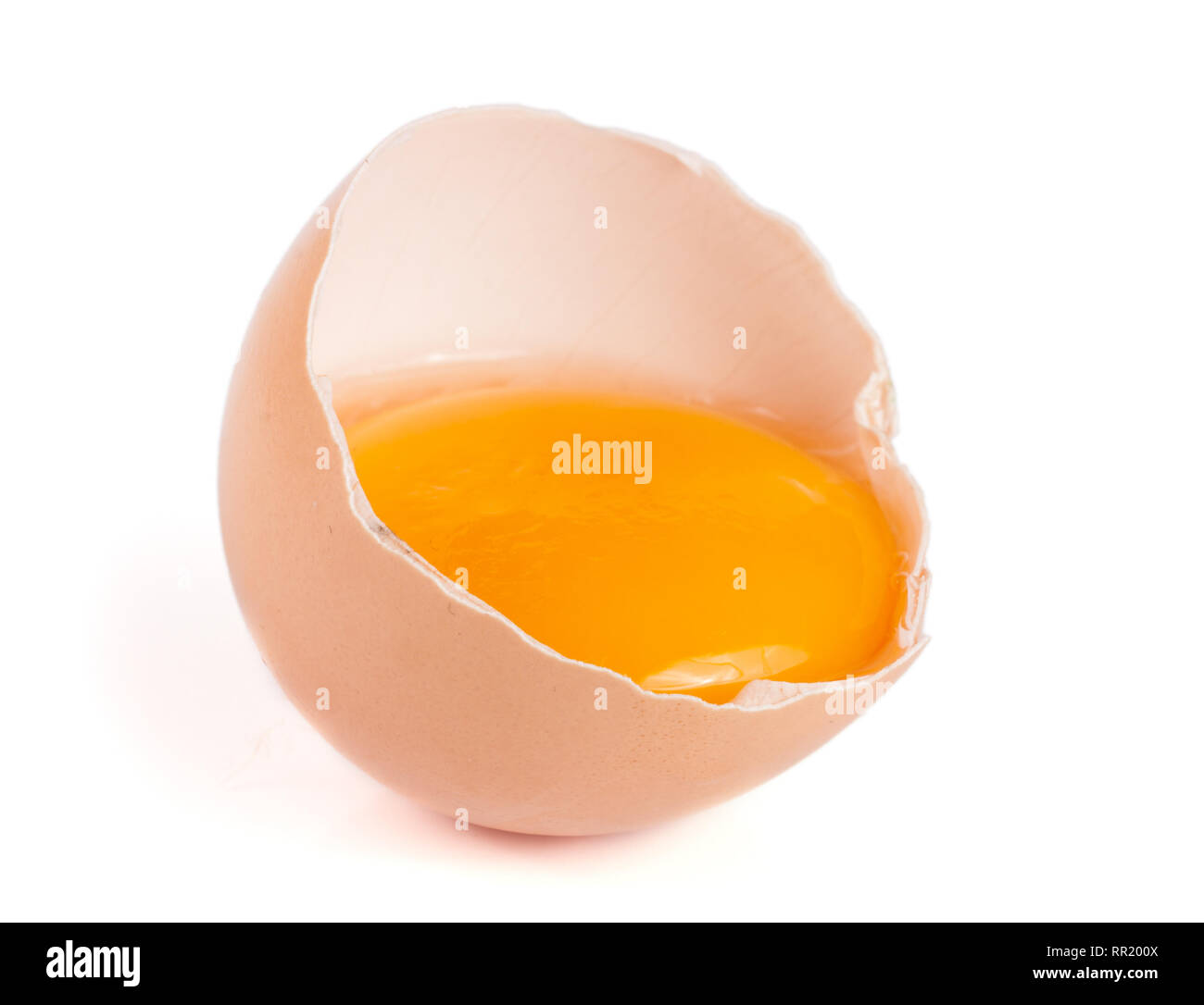 Gebrochene Eier mit Eigelb und Eierschale auf weißem Hintergrund Stockfoto