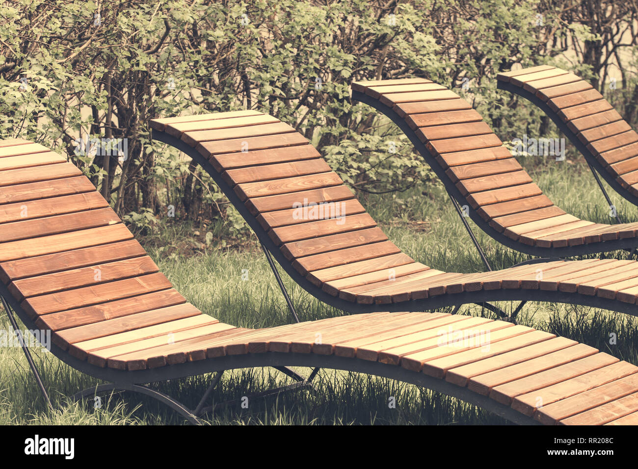 Feder Liegestühle zum Entspannen in einem öffentlichen Park Stockfoto